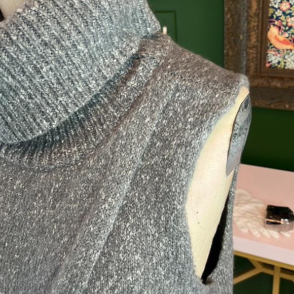 Rudsak sweater tunic perfect over tights or leggings and a long sleeve tee. - Picture 5 of 9